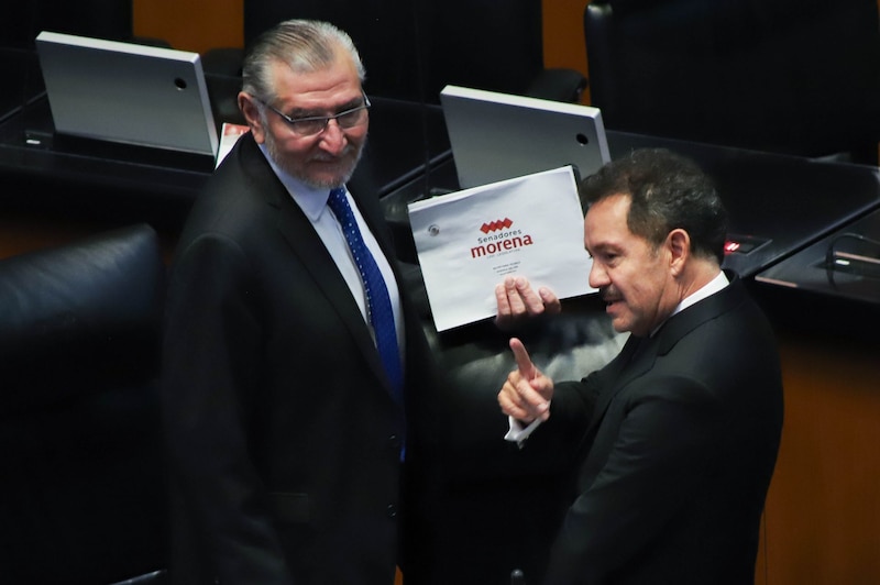 Adán Augusto López e Ignacio Mier, senadores de Morena, durante la sesión en el Senado.