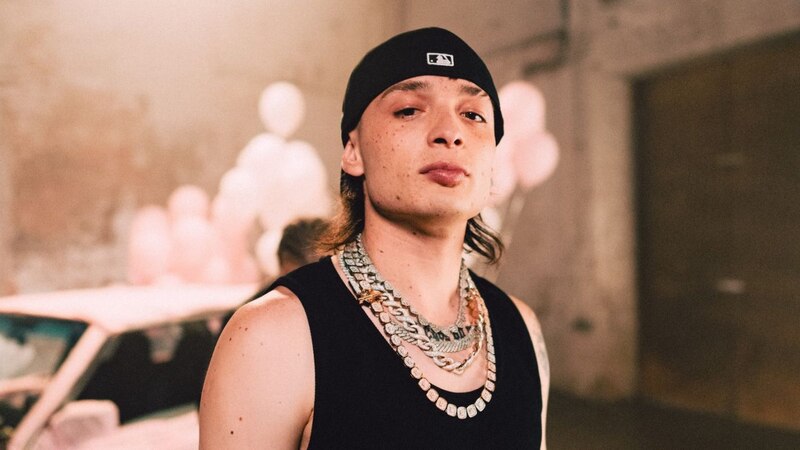 El rapero puertorriqueño Eladio Carrión, conocido por sus colaboraciones con Bad Bunny y Karol G, entre otros.