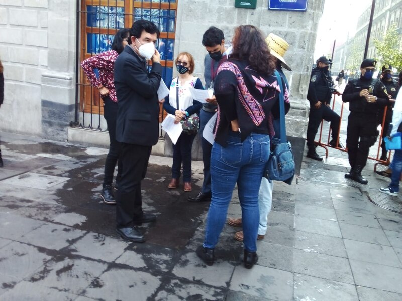 AMLO dialoga con manifestantes en CDMX