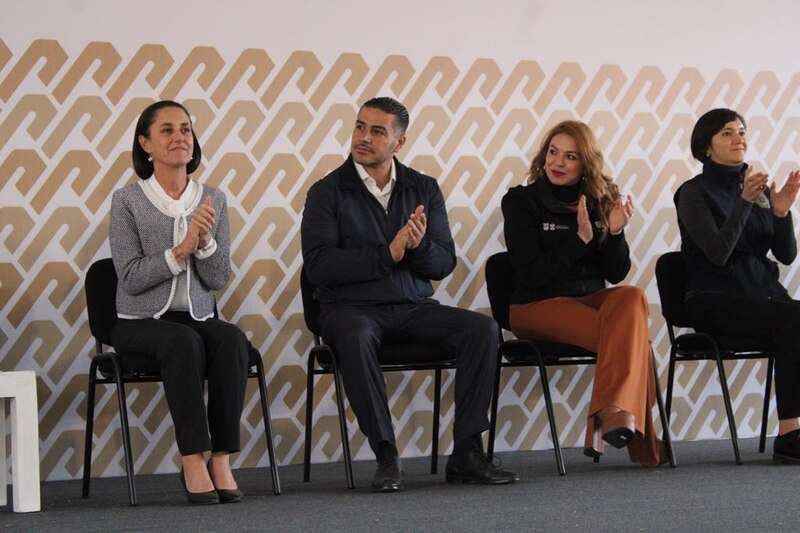 Políticos mexicanos aplauden en un evento público