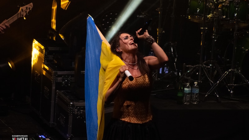 Tarja Turunen, ex vocalista de Nightwish, muestra su apoyo a Ucrania en un concierto en solitario.