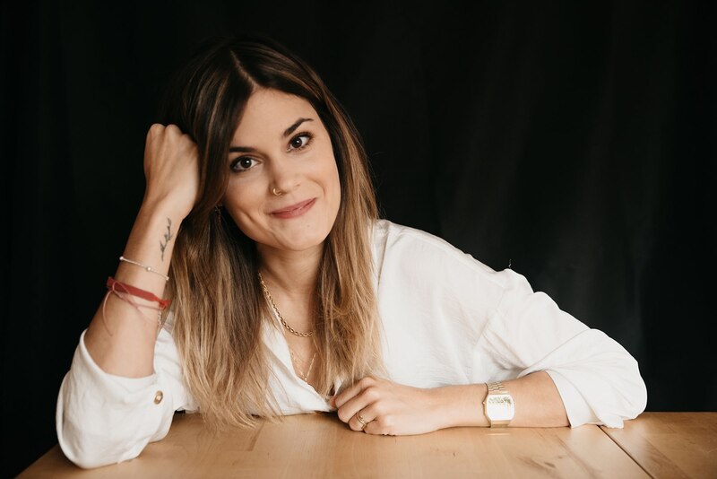 Retrato de una mujer joven sonriente