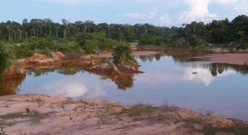 Laguna contaminada por la minería