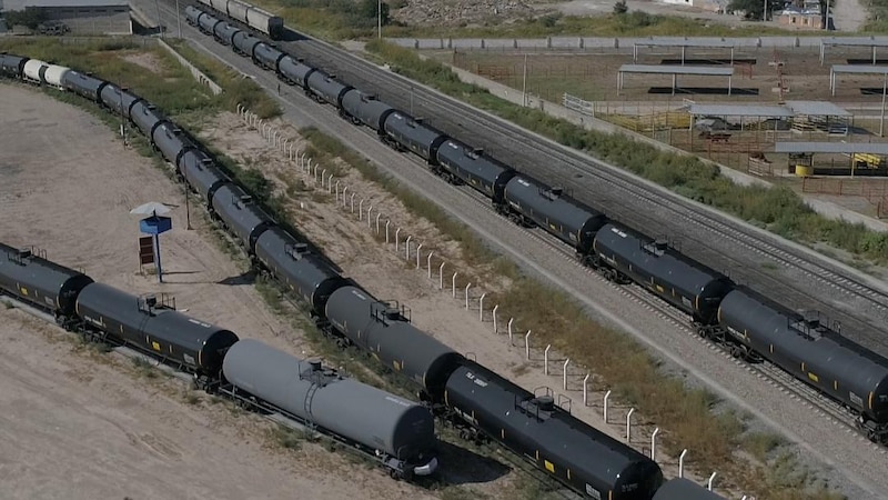 Trenes de carga en una vía férrea