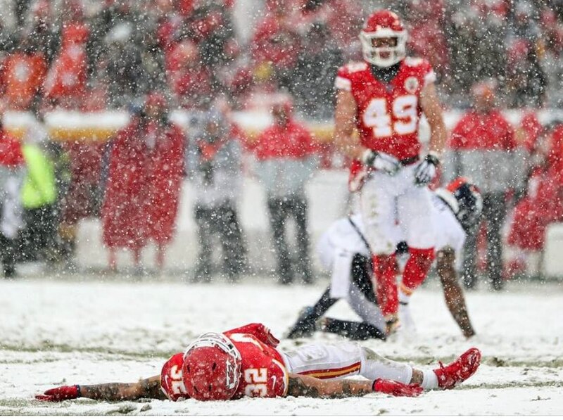 Jugador de fútbol americano en la nieve