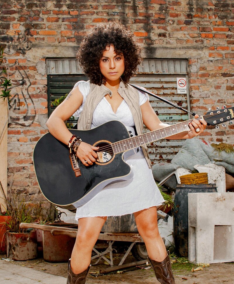 La cantante de rock alternativo, Julieta Venegas, tocando la guitarra en una calle de Buenos Aires.