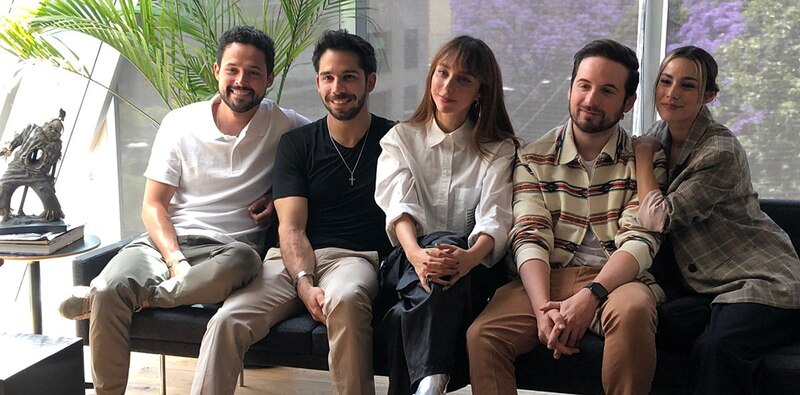 Jóvenes empresarios en una reunión de trabajo