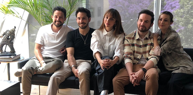 Jóvenes empresarios en una reunión de trabajo