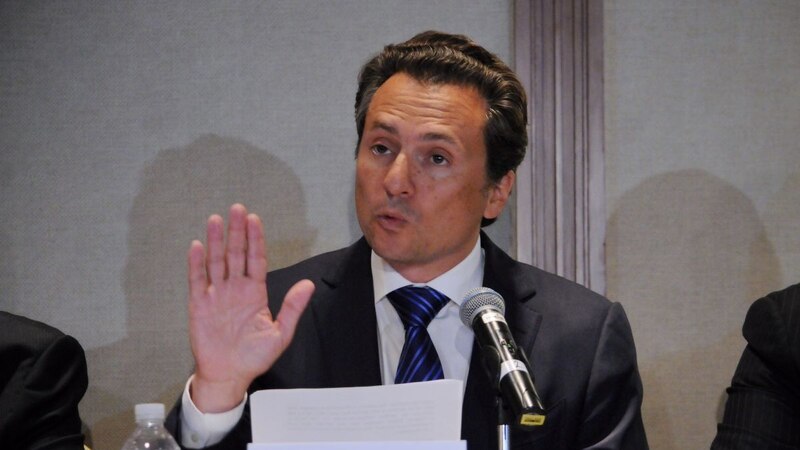 El político da un discurso ante el micrófono