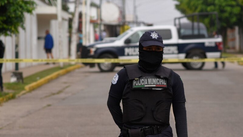 Policía municipal en la escena de un crimen