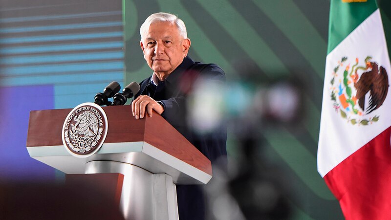 El presidente Andrés Manuel López Obrador da un discurso en un evento público.