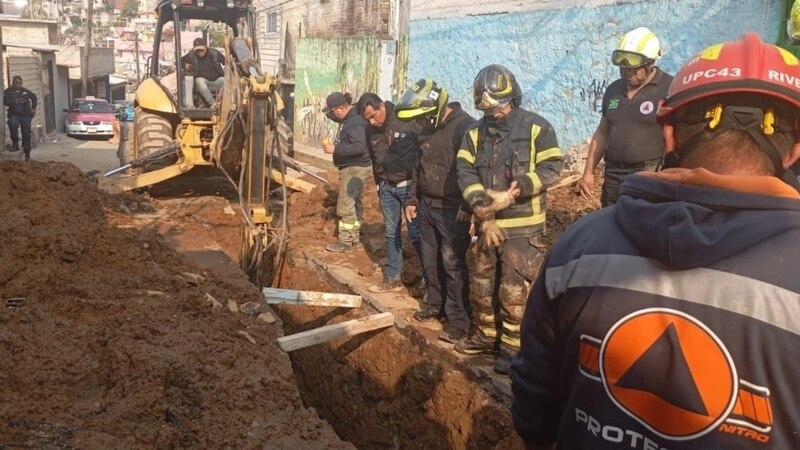 Elementos de Protección Civil rescatan los cuerpos de dos hombres que realizaban obras de alcantarillado en la Magdalena Contreras