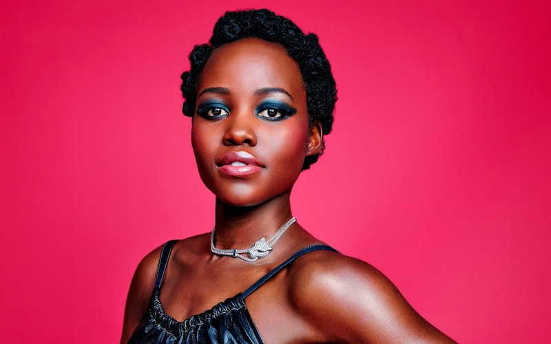 La actriz Lupita Nyong'o luce un elegante collar de diamantes en la portada de la revista Vogue.