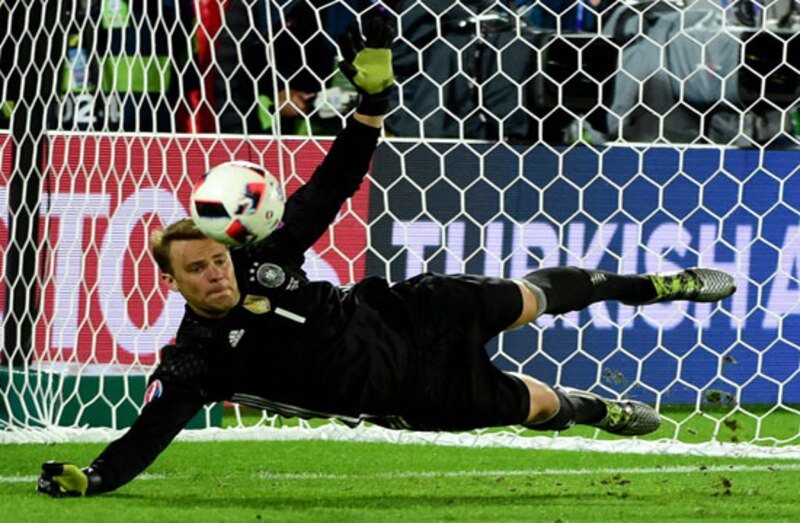 Neuer detiene un penalti en la tanda de penaltis contra Italia en las semifinales de la Eurocopa 2016.