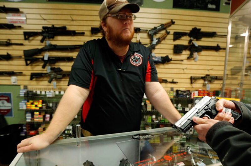 Hombre compra una pistola en una tienda de armas