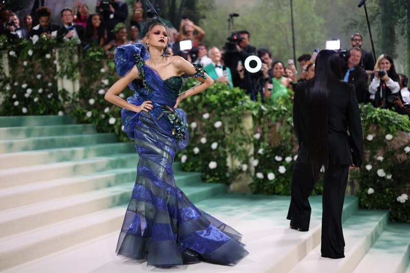 La modelo Kendall Jenner con un vestido azul brillante en la alfombra roja de la Met Gala 2022