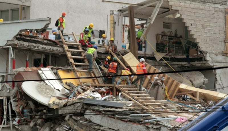 Rescate de personas atrapadas en un edificio derrumbado
