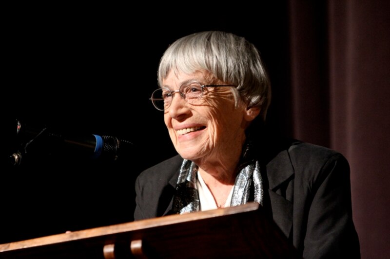 La escritora Harper Lee recibe un premio literario