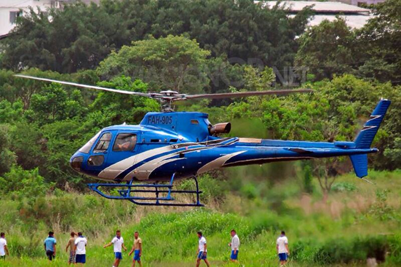 Helicóptero aterrizando en un campo