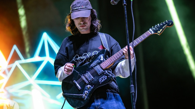 El cantante de indie rock, Cuco, se presenta en concierto.