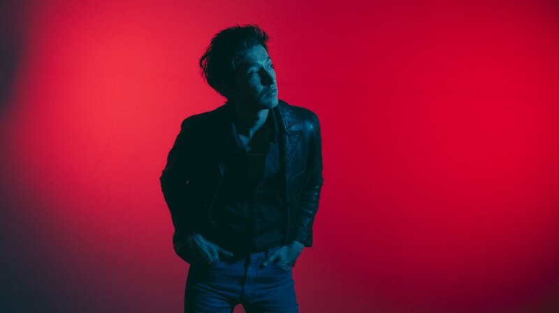 El cantante de rock alternativo, Alex Turner, vocalista de la banda Arctic Monkeys.