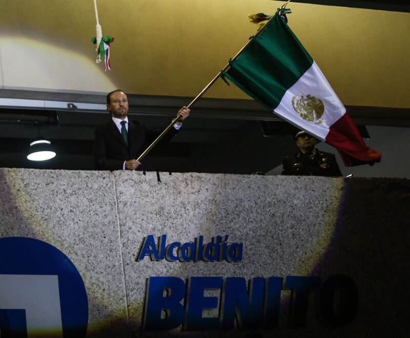 El alcalde de Benito Juárez, Santiago Taboada, ondea la bandera de México