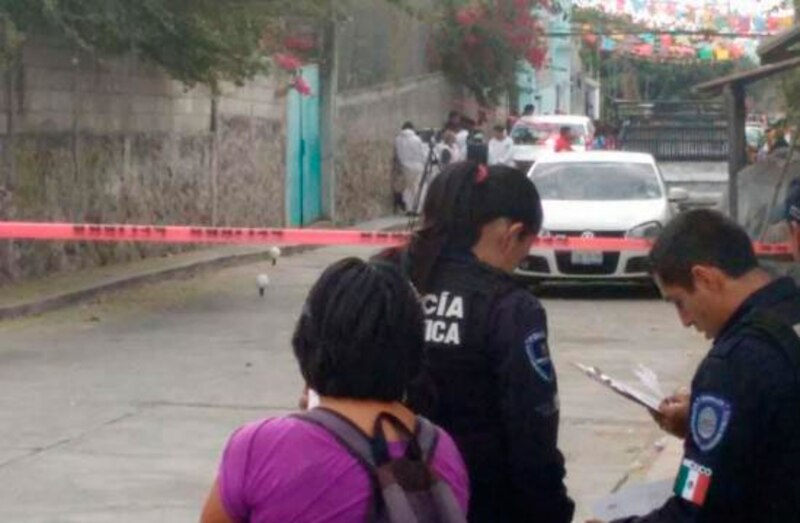 Policía investiga la escena de un crimen