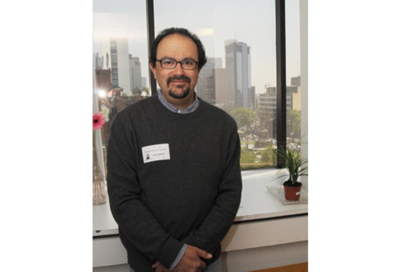 El Dr. Juan Pérez, un científico colombiano, es un experto en el campo de la bioingeniería.