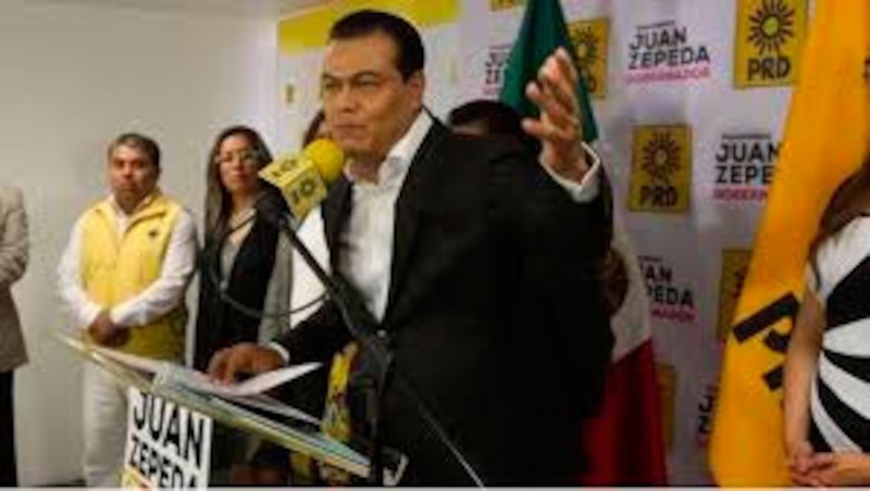 El precandidato del PRD a la gubernatura de Morelos, Juan Zepeda, durante una conferencia de prensa.