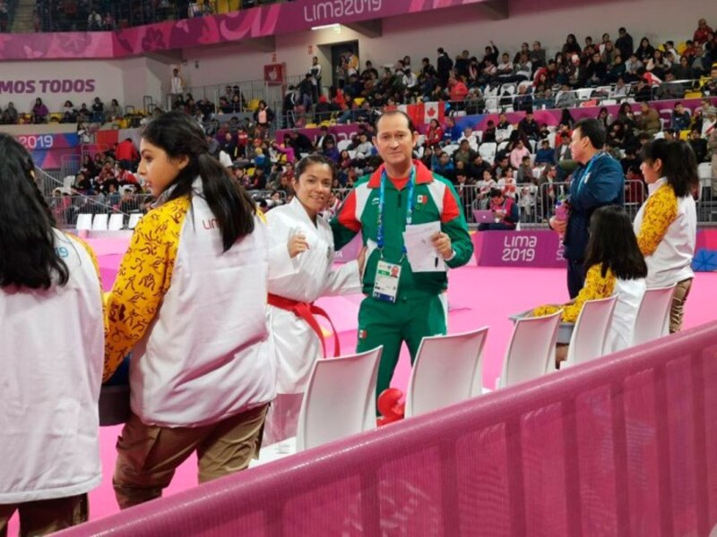 Karatecas mexicanos posan junto a su entrenador en los Juegos Panamericanos de Lima 2019