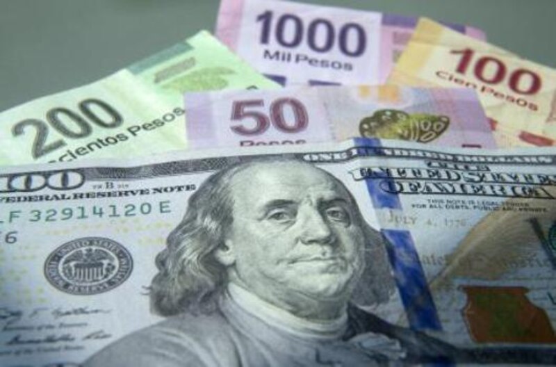 Dólar estadounidense y pesos mexicanos