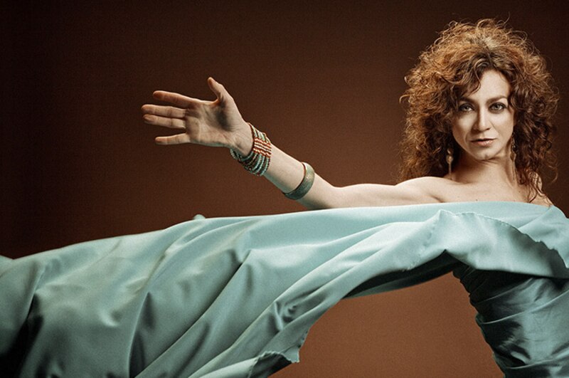 Mujer bailando con tela