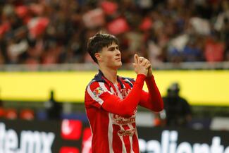 Las Chivas ganan al América el Clásico Nacional y siguen retozando