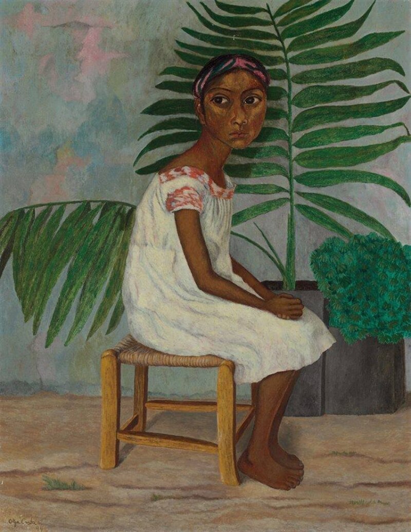 Niña sentada junto a una planta
