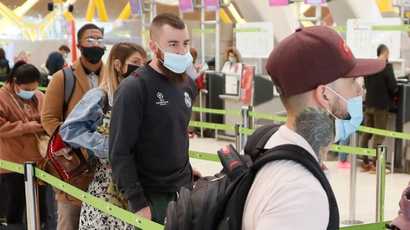 Pasajeros en el aeropuerto con mascarillas
