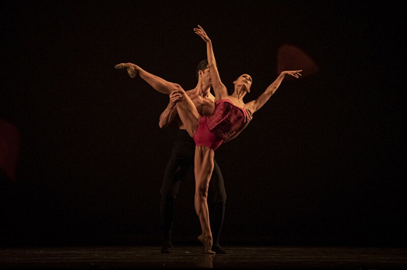 Pareja de bailarines de ballet realizando una piroutte.