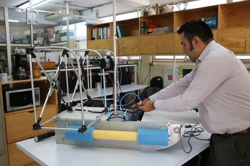 Un ingeniero trabaja en un proyecto de robótica.
