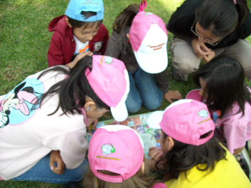 Niños jugando en el parque