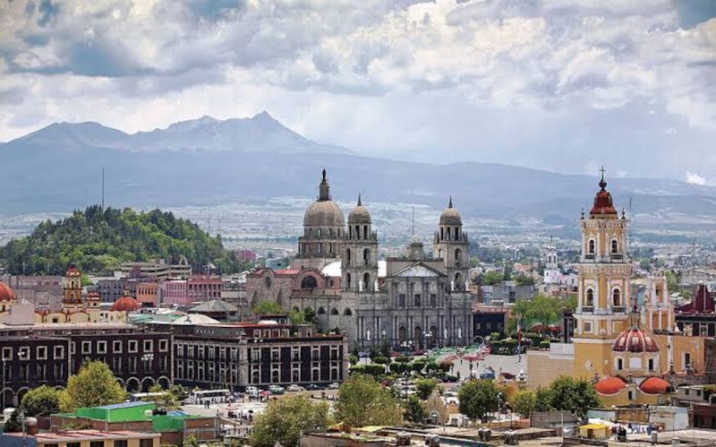 Catedral de Puebla y volcanes