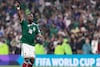 Quiñones mantiene con vida a México; gana Inglaterra 2 a 1 a medio tiempo