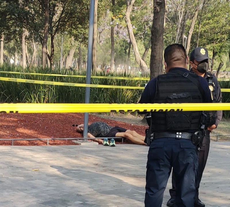 Policía investiga la muerte de un hombre en un parque