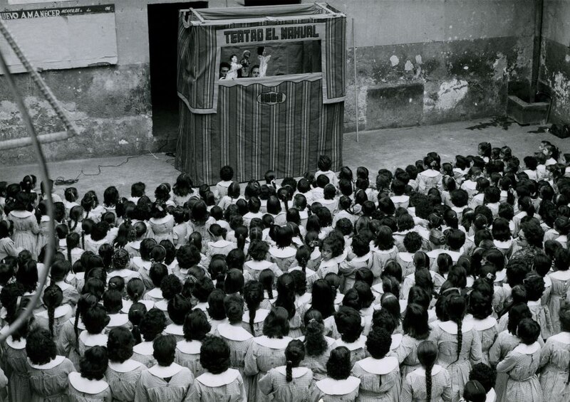 Un grupo de niñas viendo un espectáculo de títeres
