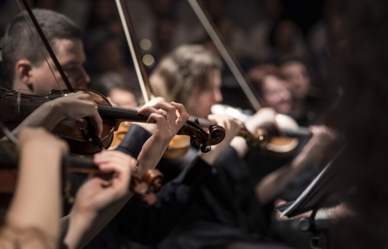 Orquesta sinfónica tocando en vivo