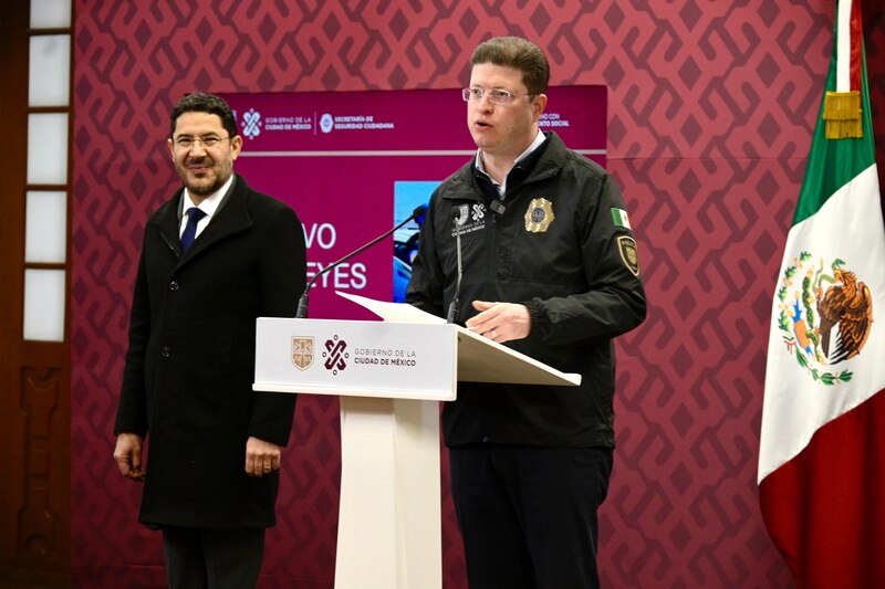 Title: El Secretario de Seguridad Ciudadana de la Ciudad de México, Omar García Harfuch, habla durante una conferencia de prensa.