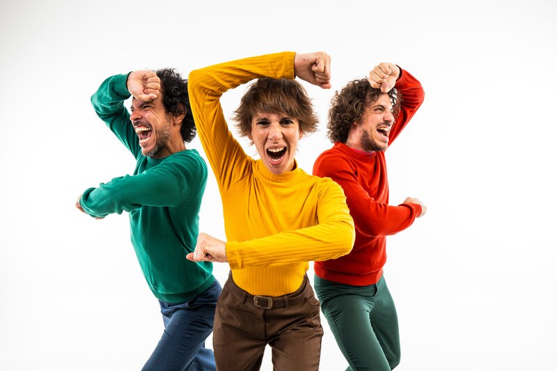 ¡Tres personas bailando!