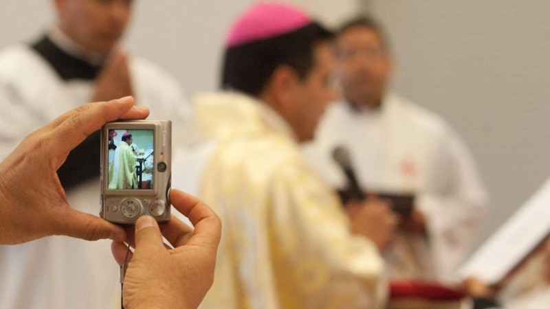 Sacerdote bendiciendo con la mano levantada