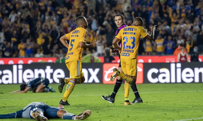 Jugadores de fútbol celebrando un gol