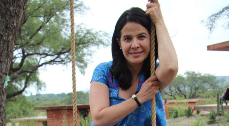 Mujer en un columpio
