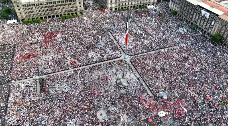 Multitudinaria manifestación en el Zócalo de la Ciudad de México