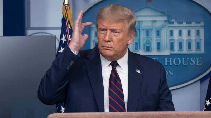 El presidente Trump hace un gesto durante una conferencia de prensa